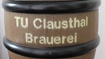 Bierfass mit Banderole "TU Clausthal Brauerei"