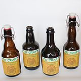 Verschiedene leere Bierflaschen mit TU-Craft-Label